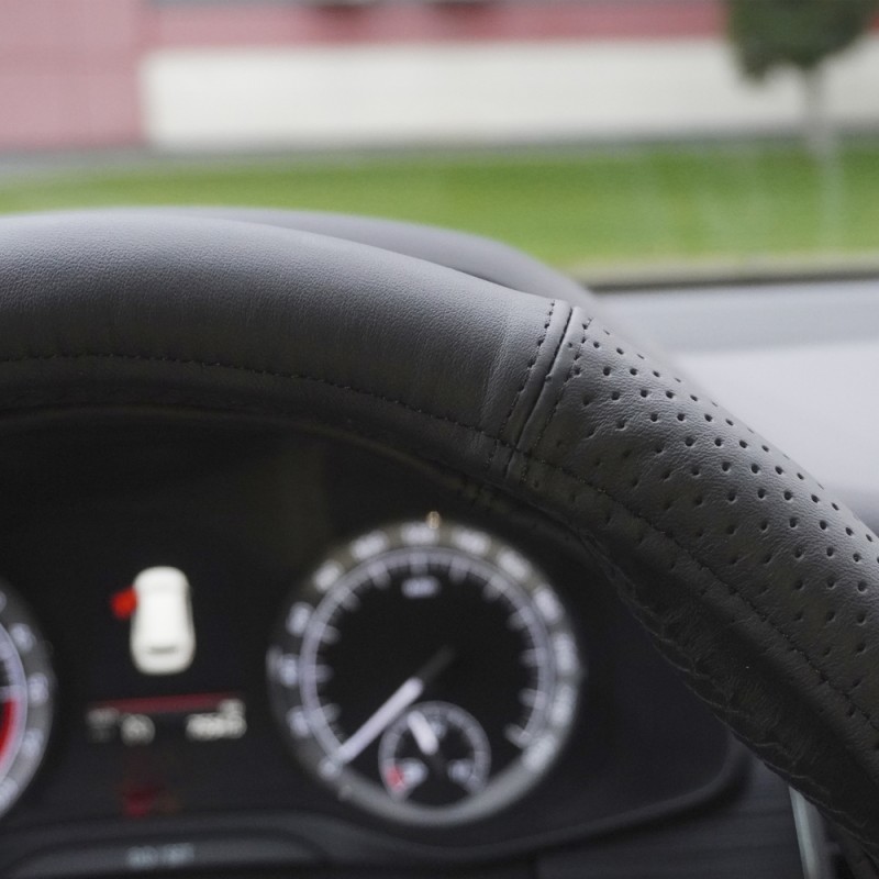 Husa Volan Piele Naturala Semi Perforata Negru 35-37 Cm